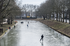 910707 Gezicht op een bevroren Stadsbuitengracht ter hoogte van de Catharijnesingel (rechts) te Utrecht, met enkele ...